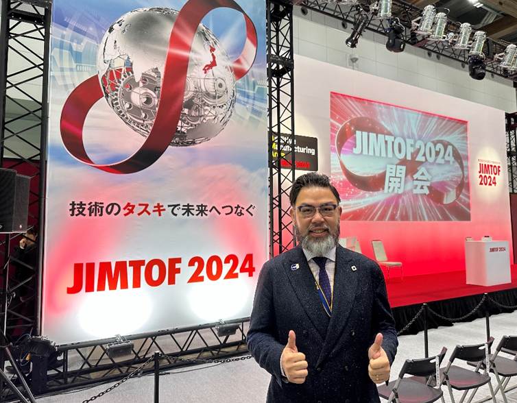 一張含有 文字, 服裝, 男人, 西裝 的圖片自動產生的描述