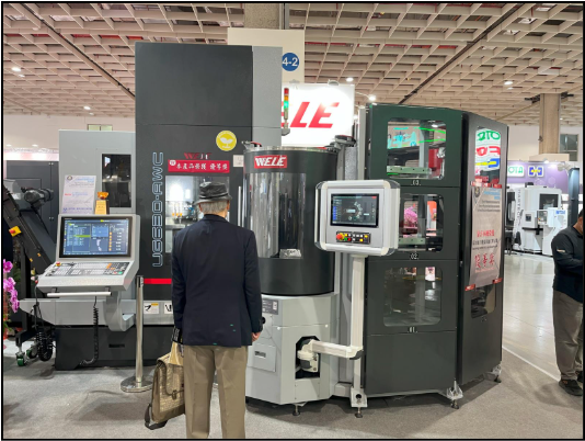 一張含有 服裝, 男人, 機器, 人員 的圖片AI 產生的內容可能不正確。