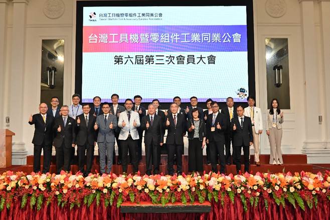 一張含有 服裝, 人員, 畢業典禮, 事件 的圖片

自動產生的描述