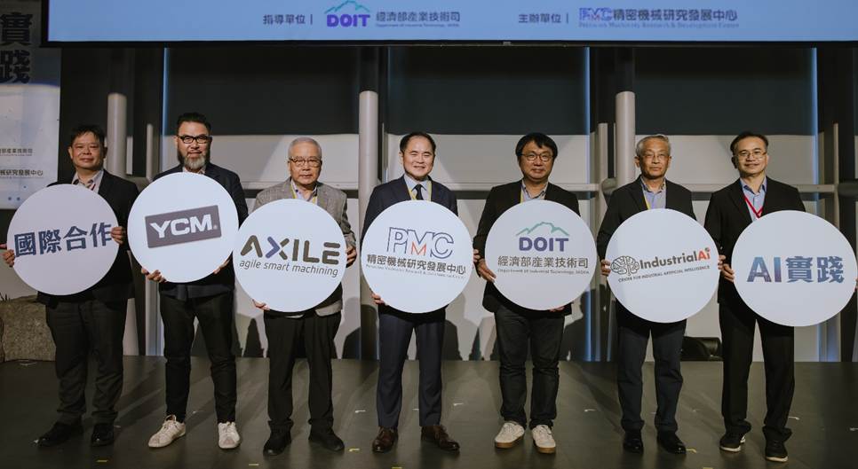 一張含有 服裝, 文字, 人員, 男人 的圖片
自動產生的描述