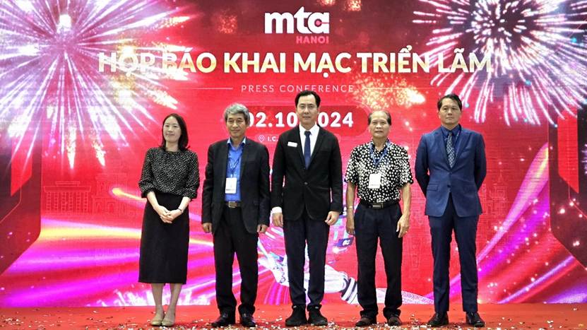 一張含有 服裝, 西裝, 男人, 人員 的圖片自動產生的描述