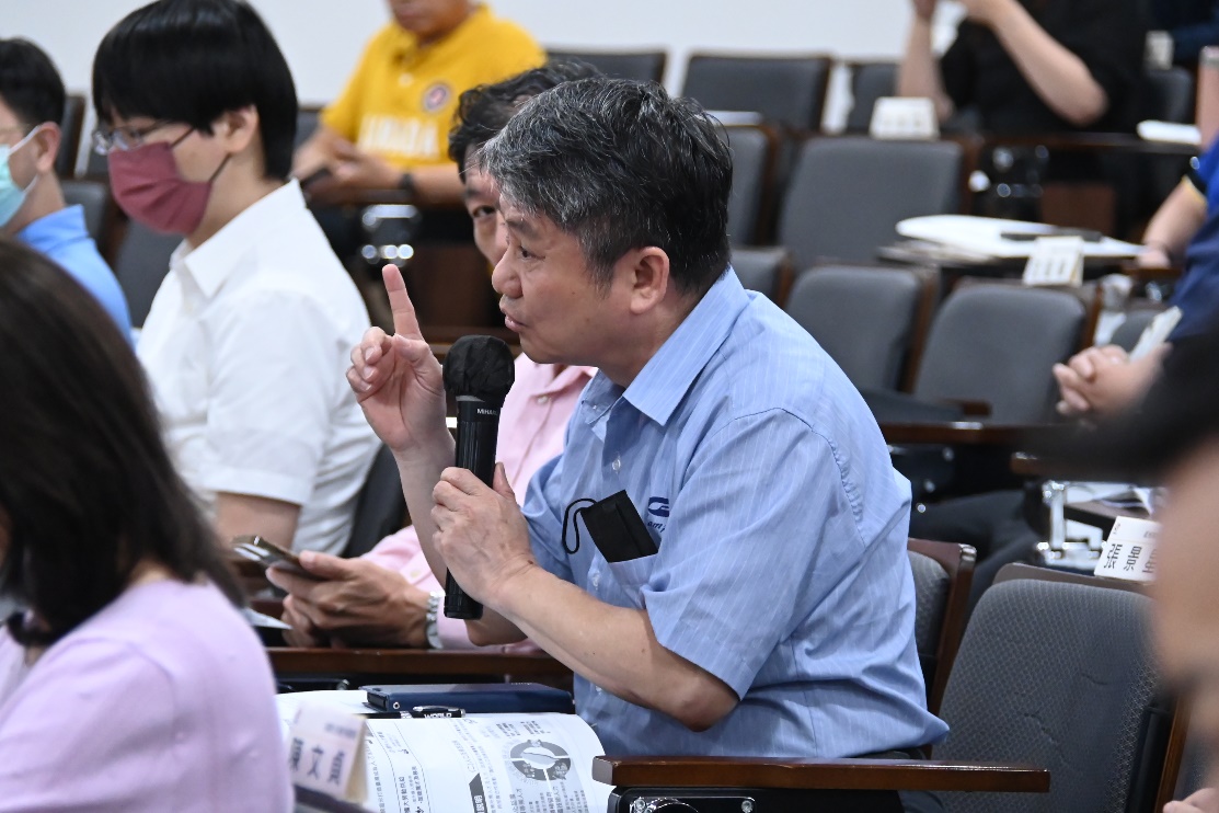 一張含有 服裝, 人員, 人的臉孔, 男人 的圖片

自動產生的描述