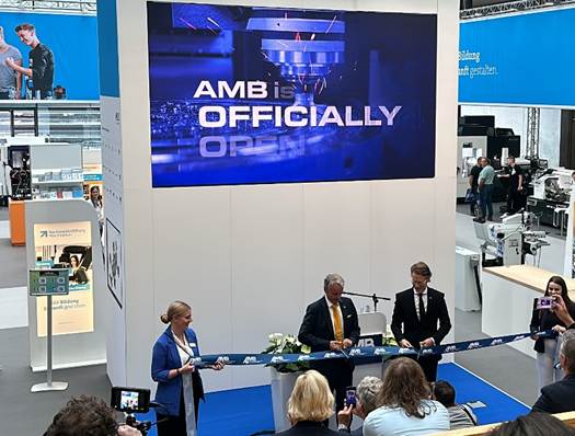 一張含有 文字, 服裝, 室內, 人員 的圖片自動產生的描述