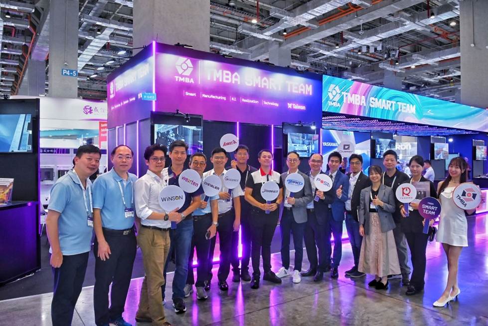 一張含有 服裝, 人員, 足部穿著, 微笑 的圖片AI 產生的內容可能不正確。