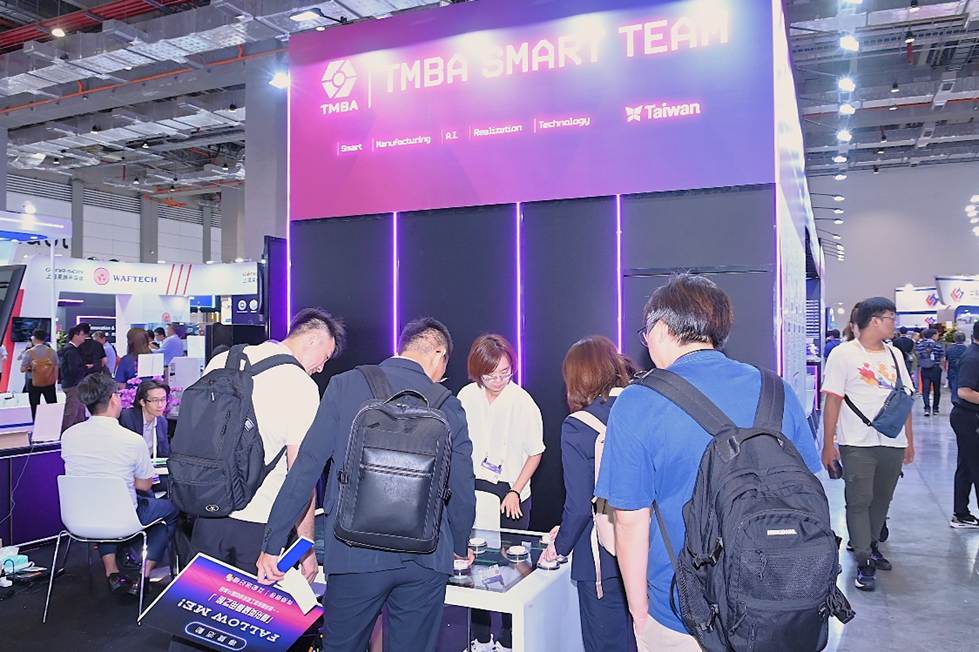 一張含有 服裝, 人員, 男人, 足部穿著 的圖片AI 產生的內容可能不正確。