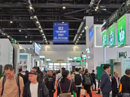 一張含有 服裝, 男人, 人員, 人民 的圖片AI 產生的內容可能不正確。