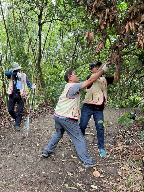 一張含有 戶外, 服裝, 人員, 樹狀 的圖片自動產生的描述