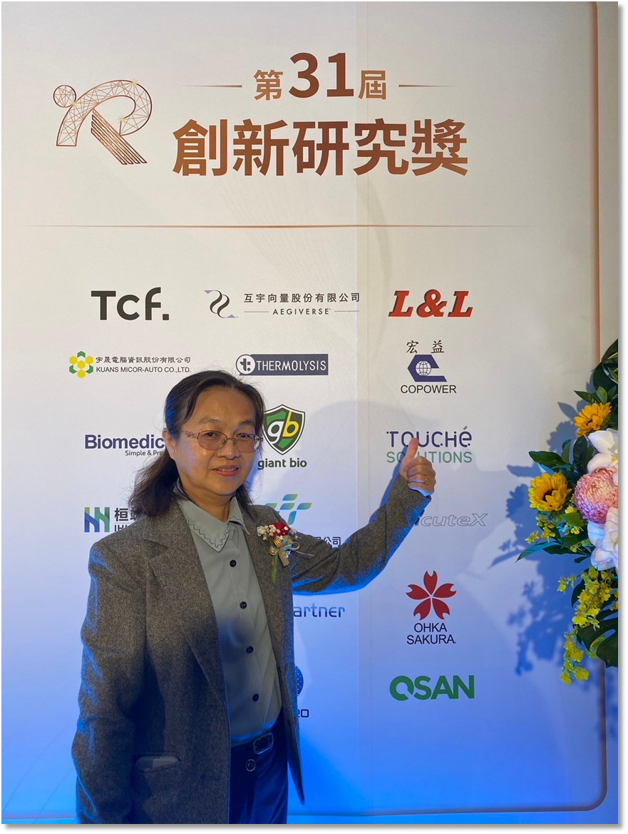 一張含有 文字, 服裝, 人的臉孔, 微笑 的圖片自動產生的描述