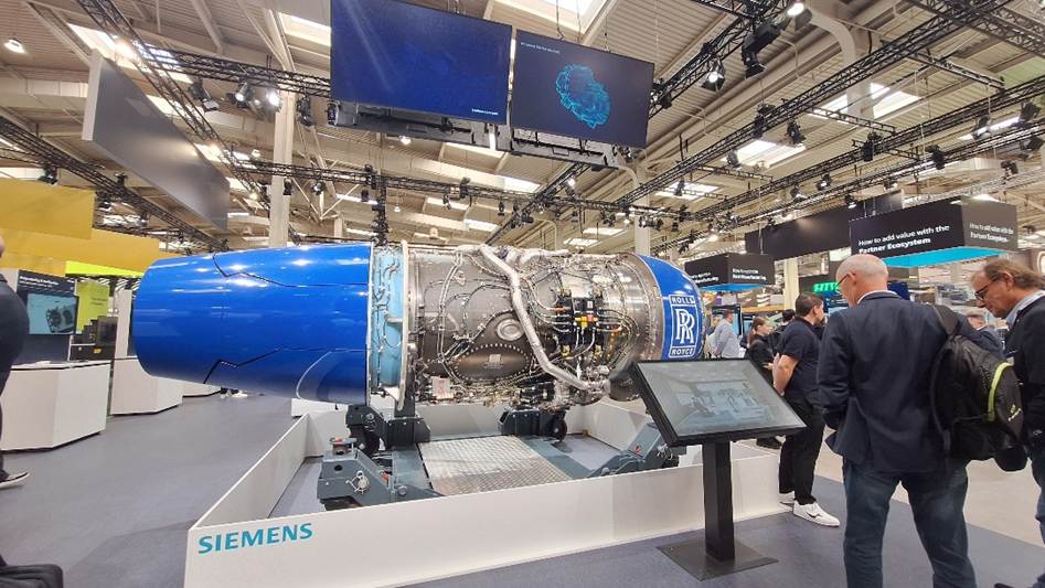 一張含有 室內, 服裝, 工程, 人員 的圖片AI 產生的內容可能不正確。