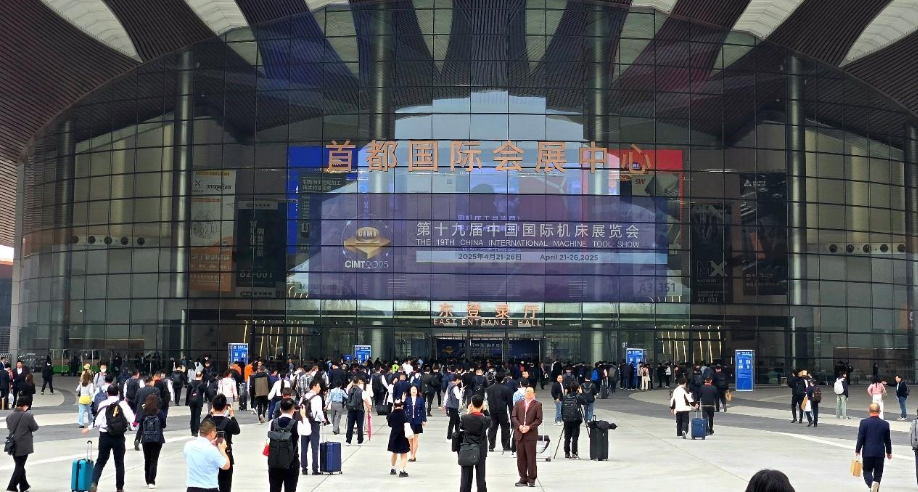 一張含有 溜冰, 人民, 建築, 溜冰場 的圖片AI 產生的內容可能不正確。