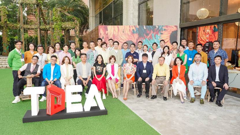 一張含有 服裝, 人員, 足部穿著, 樹狀 的圖片

自動產生的描述