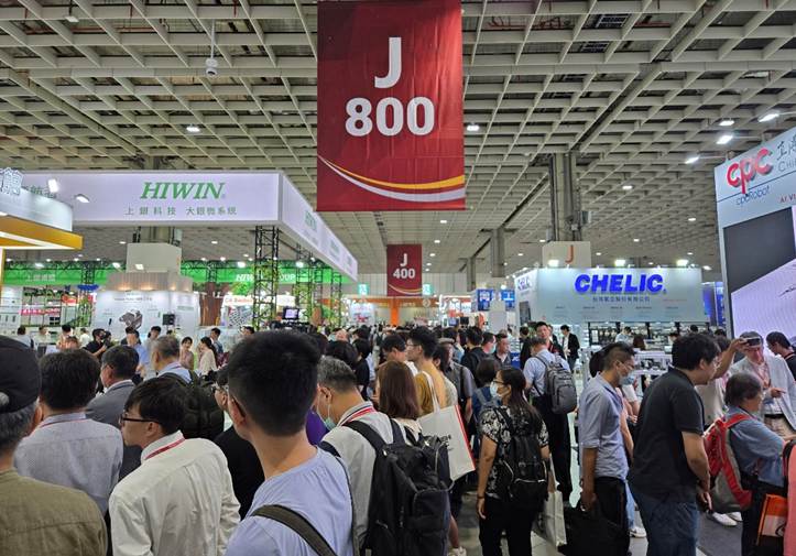 一張含有 服裝, 男人, 人員, 建築 的圖片自動產生的描述