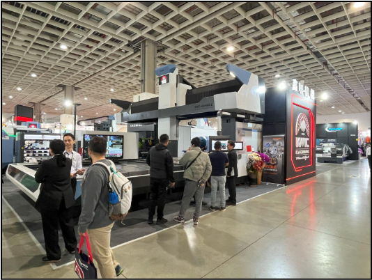 一張含有 服裝, 足部穿著, 男人, 人員 的圖片AI 產生的內容可能不正確。