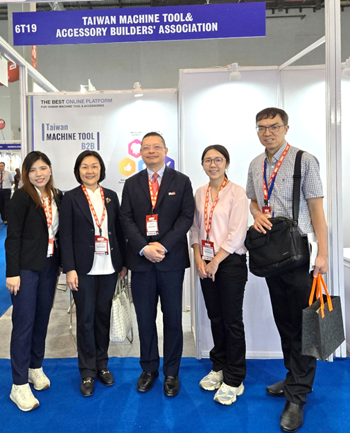 一張含有 服裝, 人員, 西裝, 男人 的圖片自動產生的描述