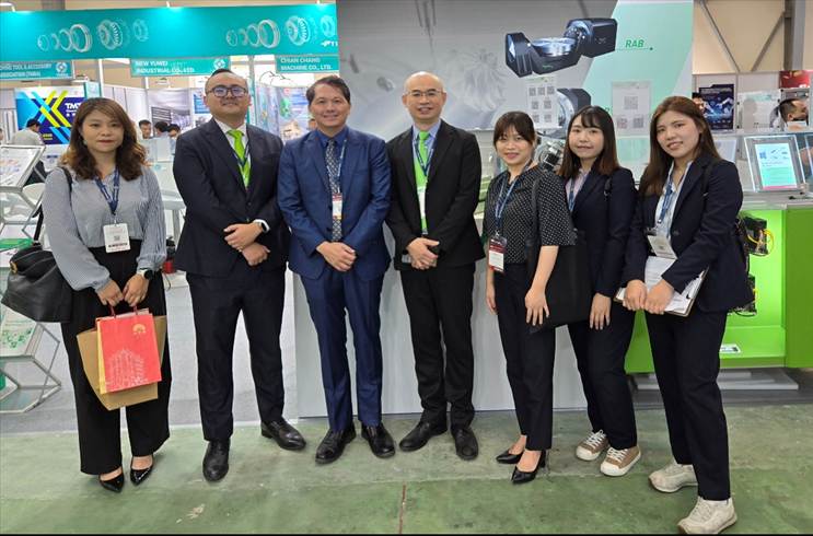 一張含有 服裝, 人員, 足部穿著, 西裝 的圖片自動產生的描述