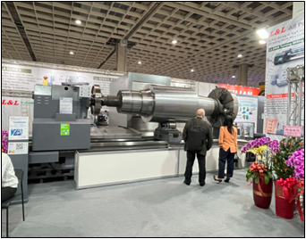 一張含有 花, 室內, 服裝, 天花板 的圖片AI 產生的內容可能不正確。