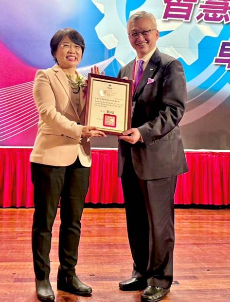 一張含有 服裝, 人員, 男人, 足部穿著 的圖片自動產生的描述