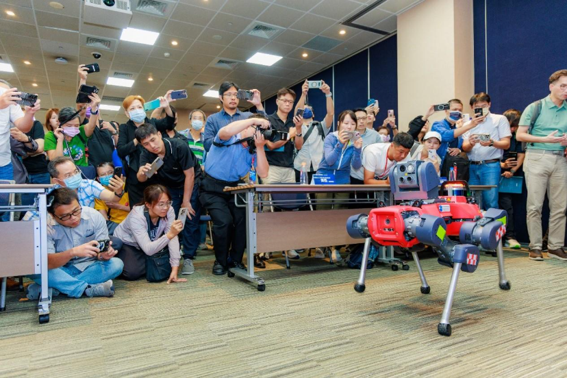 一張含有 服裝, 人員, 足部穿著, 室內 的圖片AI 產生的內容可能不正確。