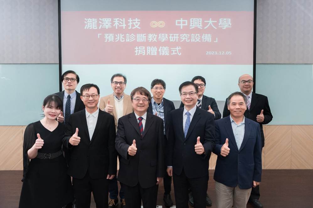 一張含有 服裝, 人員, 人的臉孔, 西裝 的圖片

自動產生的描述