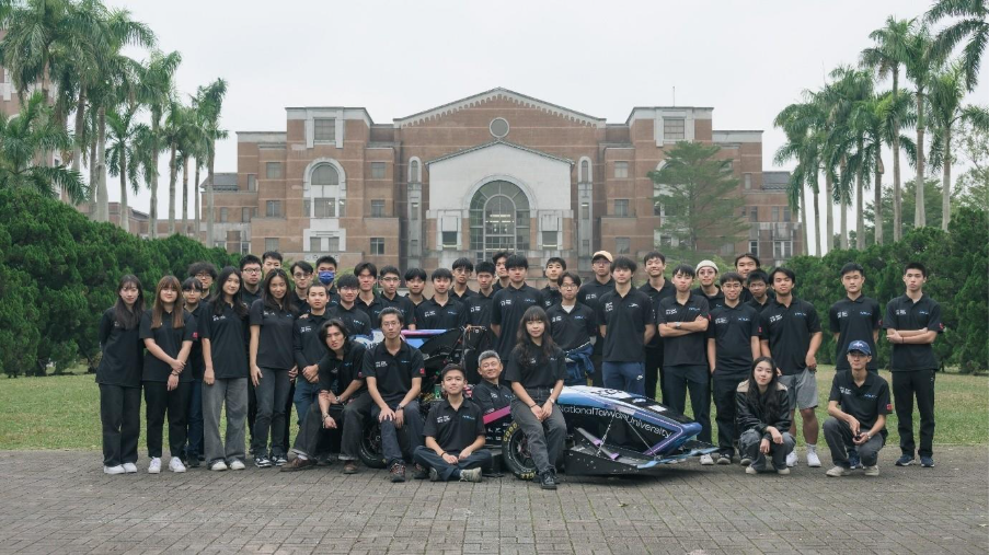 一張含有 戶外, 天空, 人員, 服裝 的圖片AI 產生的內容可能不正確。