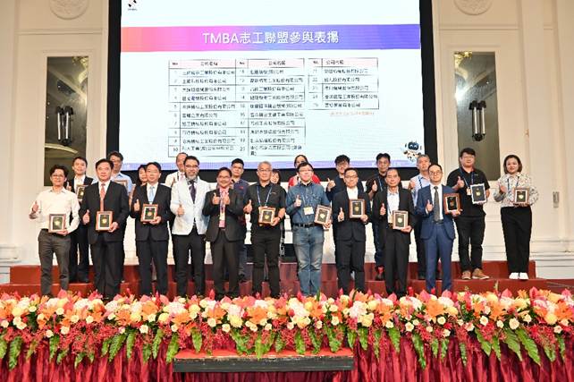 一張含有 服裝, 人員, 室內, 群組 的圖片
自動產生的描述