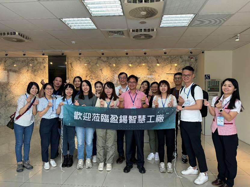 一張含有 服裝, 人員, 足部穿著, 牛仔褲 的圖片
自動產生的描述