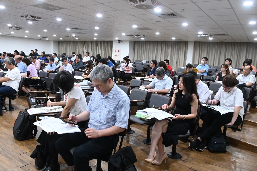 一張含有 服裝, 人員, 足部穿著, 室內 的圖片自動產生的描述