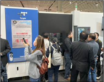 一張含有 服裝, 人員, 男人, 牛仔褲 的圖片AI 產生的內容可能不正確。