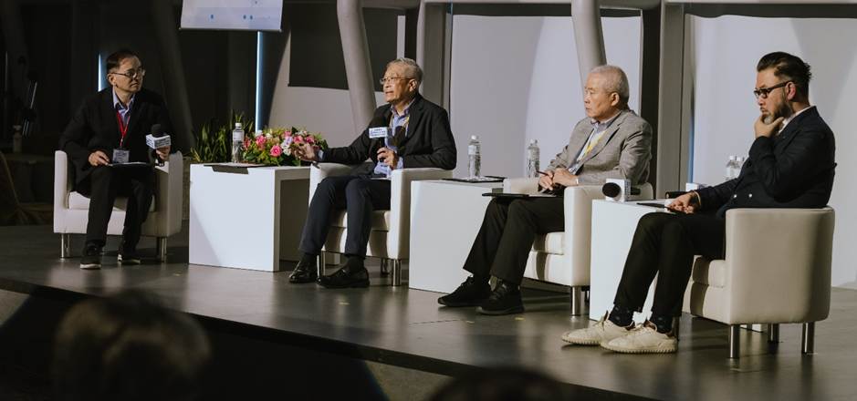 一張含有 服裝, 室內, 男人, 人員 的圖片
自動產生的描述