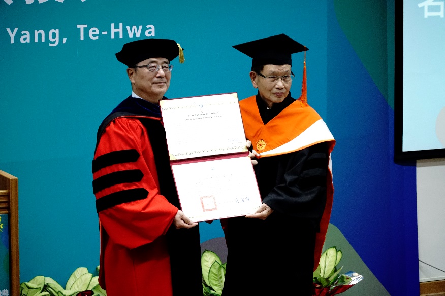 一張含有 畢業典禮, 畢業, 學位服, 學者 的圖片
自動產生的描述