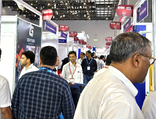 一張含有 服裝, 男人, 人員, 服務 的圖片自動產生的描述