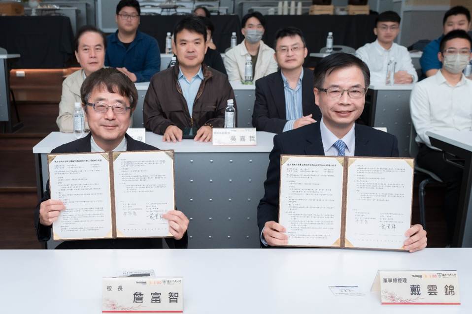 一張含有 人的臉孔, 服裝, 人員, 文字 的圖片
自動產生的描述