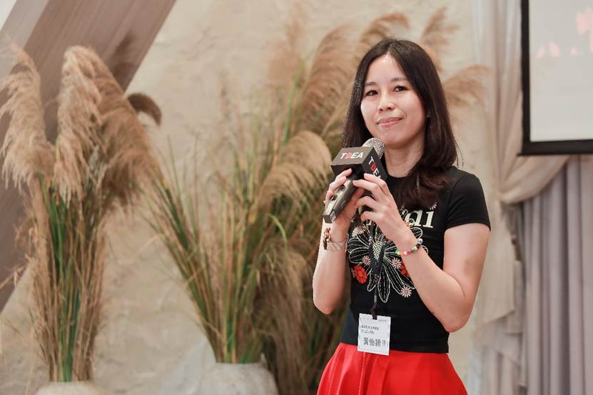 一張含有 人員, 服裝, 人的臉孔, 牆 的圖片
自動產生的描述