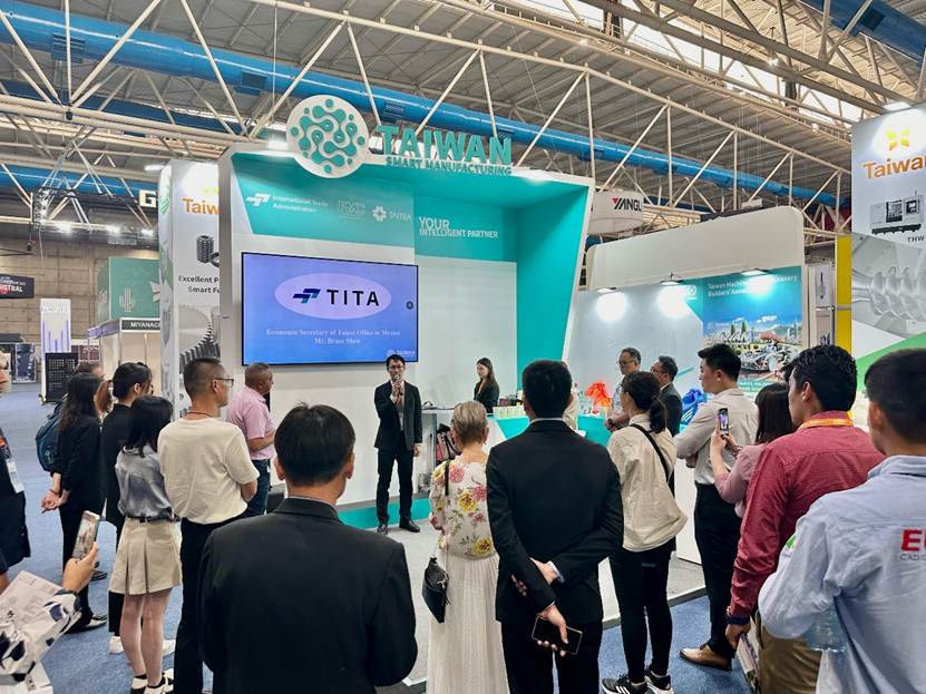 一張含有 服裝, 男人, 人員, 足部穿著 的圖片自動產生的描述