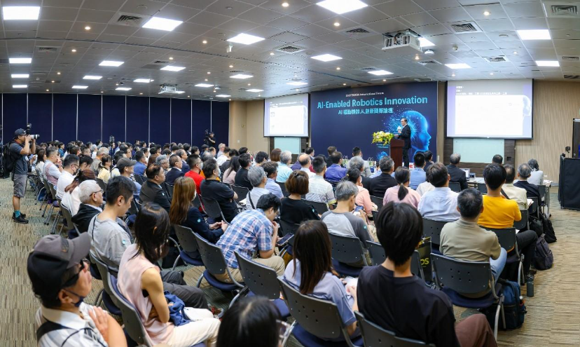 一張含有 服裝, 室內, 人員, 會議 的圖片AI 產生的內容可能不正確。