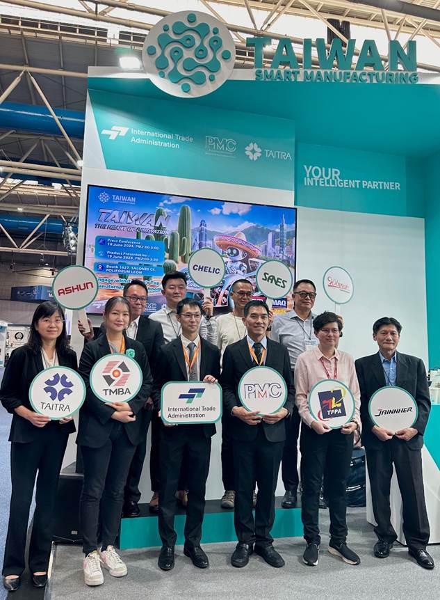 一張含有 服裝, 人員, 男人, 足部穿著 的圖片自動產生的描述