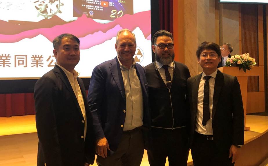 一張含有 服裝, 人員, 人的臉孔, 室內 的圖片
自動產生的描述