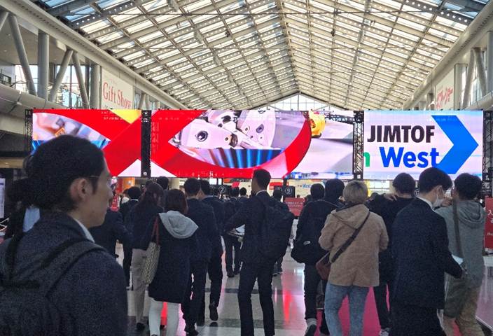 一張含有 服裝, 足部穿著, 男人, 人員 的圖片自動產生的描述