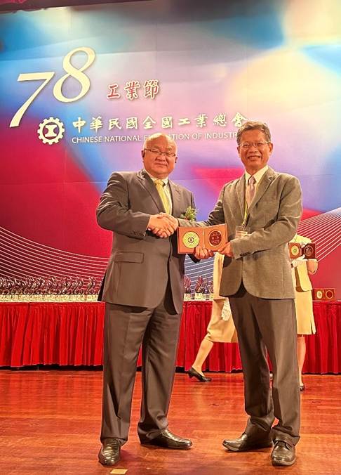 一張含有 服裝, 人員, 西裝, 足部穿著 的圖片自動產生的描述