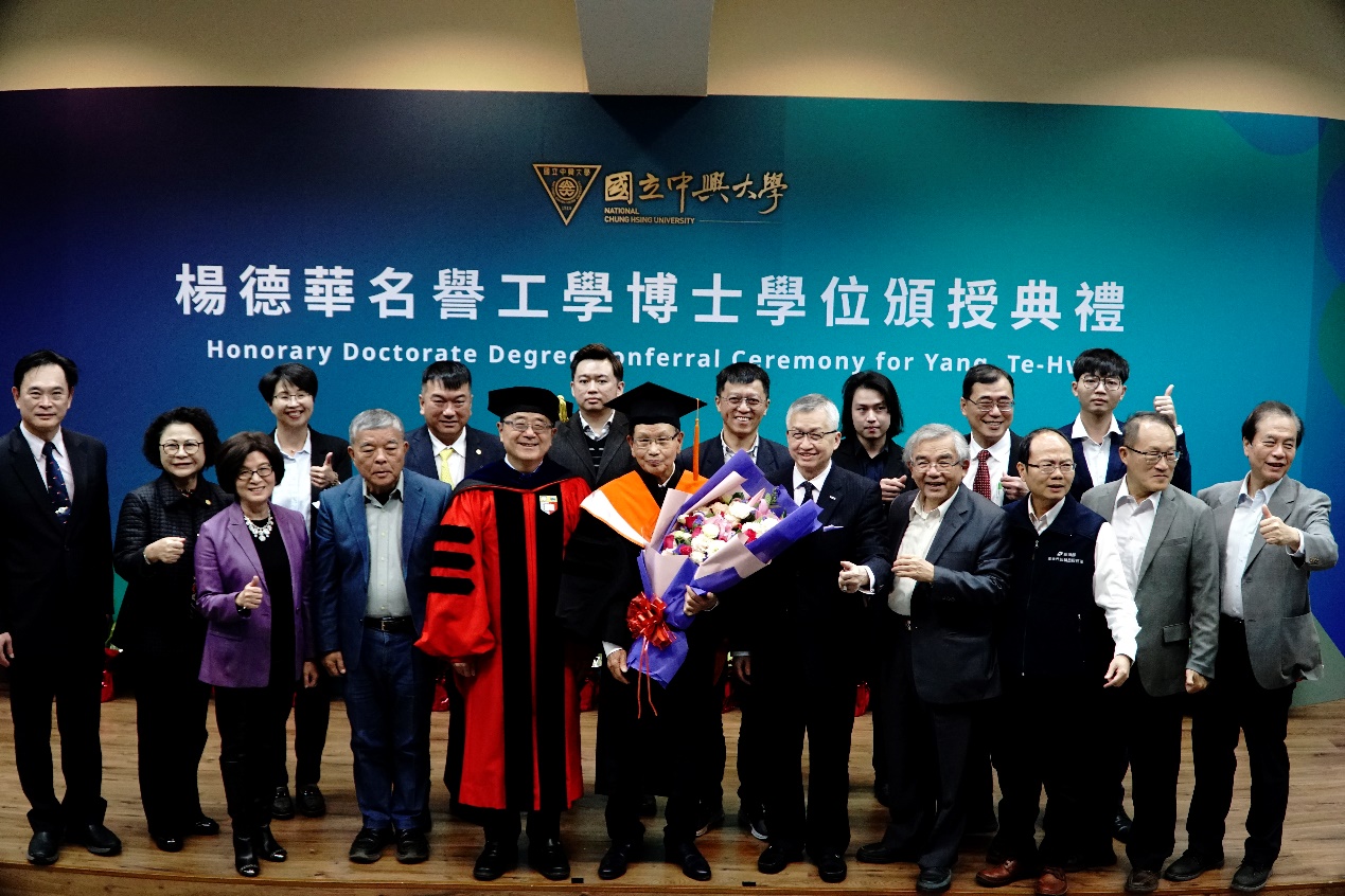 一張含有 服裝, 人員, 男人, 畢業典禮 的圖片自動產生的描述