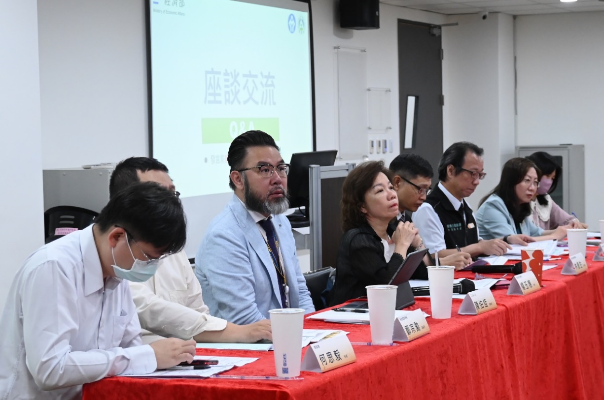 一張含有 服裝, 人員, 人的臉孔, 室內 的圖片

自動產生的描述