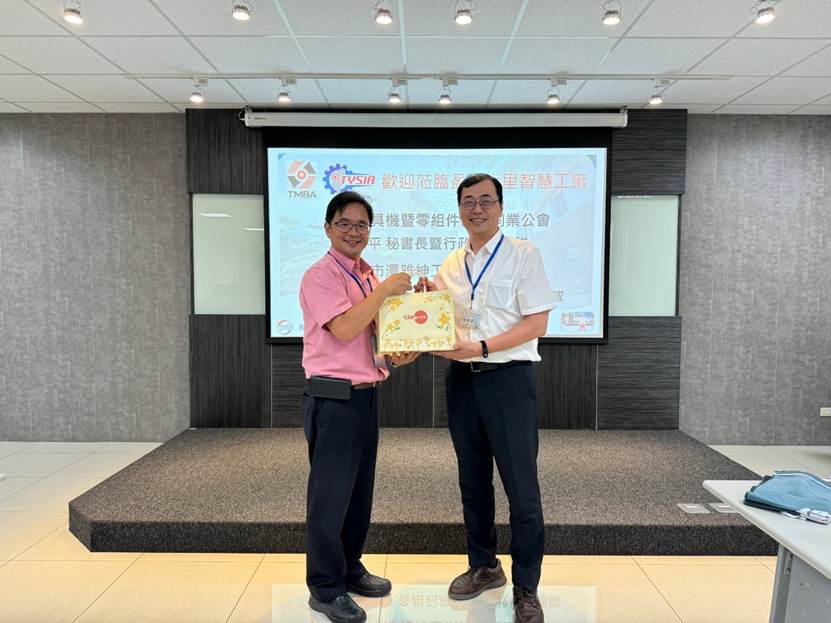 一張含有 服裝, 人員, 足部穿著, 男人 的圖片
自動產生的描述