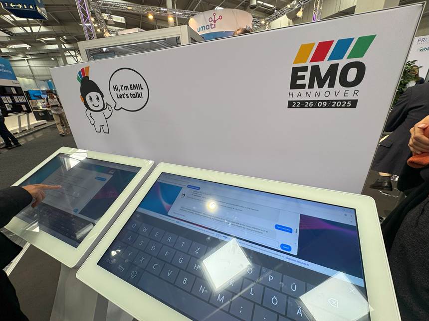 一張含有 文字, 服裝, 電腦, 人員 的圖片AI 產生的內容可能不正確。