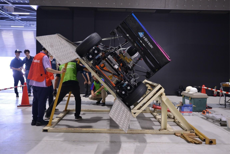 一張含有 服裝, 足部穿著, 室內, 三腳架 的圖片AI 產生的內容可能不正確。