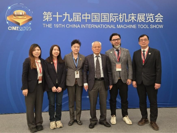 一張含有 服裝, 人員, 微笑, 西裝 的圖片AI 產生的內容可能不正確。