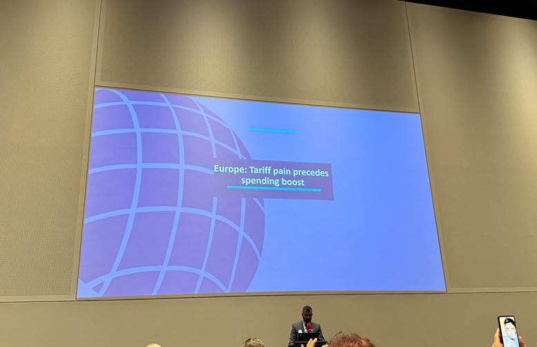 一張含有 服裝, 室內, 簡報, 男人 的圖片AI 產生的內容可能不正確。